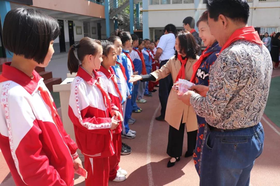 延川县南关小学向上向善扶贫路上携手同行