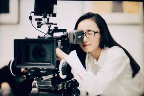 青年导演汪丹妮在拍摄现场图为汪丹妮在共青团义安区委举办的优秀青年