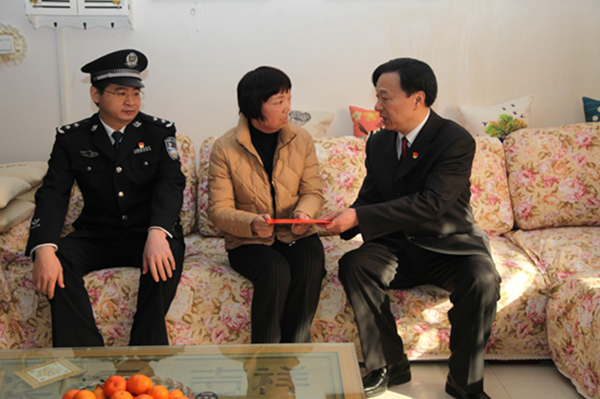 河南省公安厅党委委员胡克军节前慰问二级英模家属
