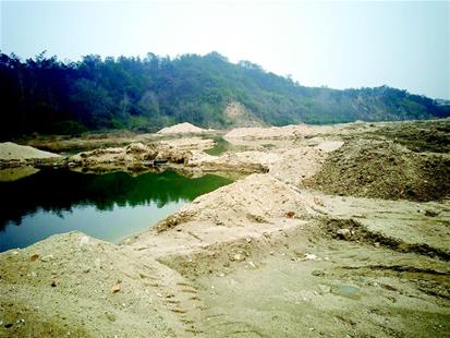 麻城乘马岗镇非法采砂猖獗砂场老板每日获利万元
