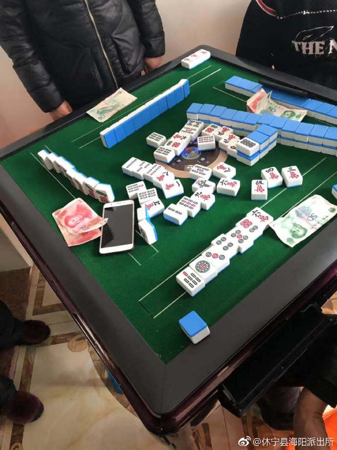 安徽休宁一对夫妻八楼家中设赌局参赌人员全被带走
