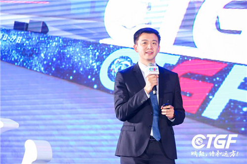 (滴滴出行豪华车事业部总经理杨楠先生作《新合作-新出行》主题演讲)