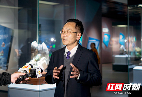 湖南省地质博物馆馆长,二级研究员,博士胡能勇接受记者采访.