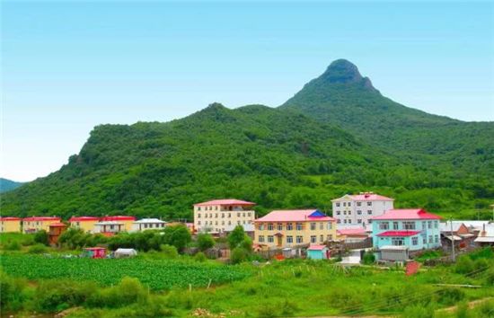 帽儿山属于长白山系张广才岭西坡小岭余脉,地貌属于低山丘陵,绵延起伏