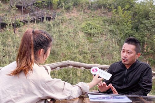 在采风选景的过程中,凤凰网山东对话了张伟国导演.