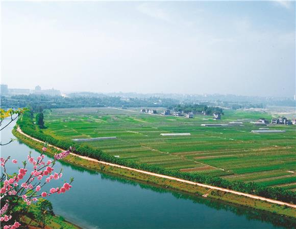 人工运河 通讯员 李杨 摄俯瞰青云湖水库 通讯员 李杨 摄潼南航电枢纽