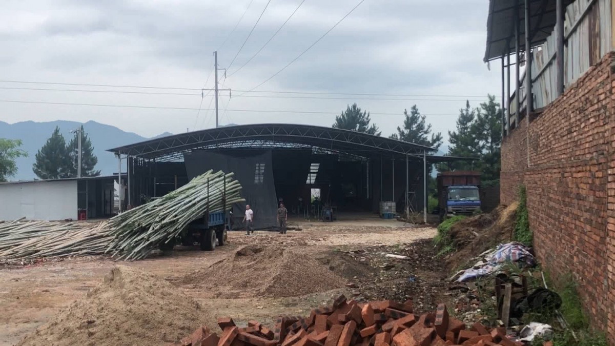 记者暗访铅山县李村吉晶竹炭厂违规排放 遭暴力阻扰__凤凰网