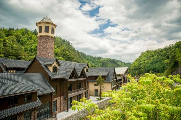 湖北神农架四季小镇摆神农宴迎八方客