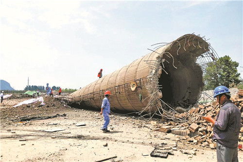 10秒马鞍山石溪野水泥厂老厂区烟囱成功爆破拆除