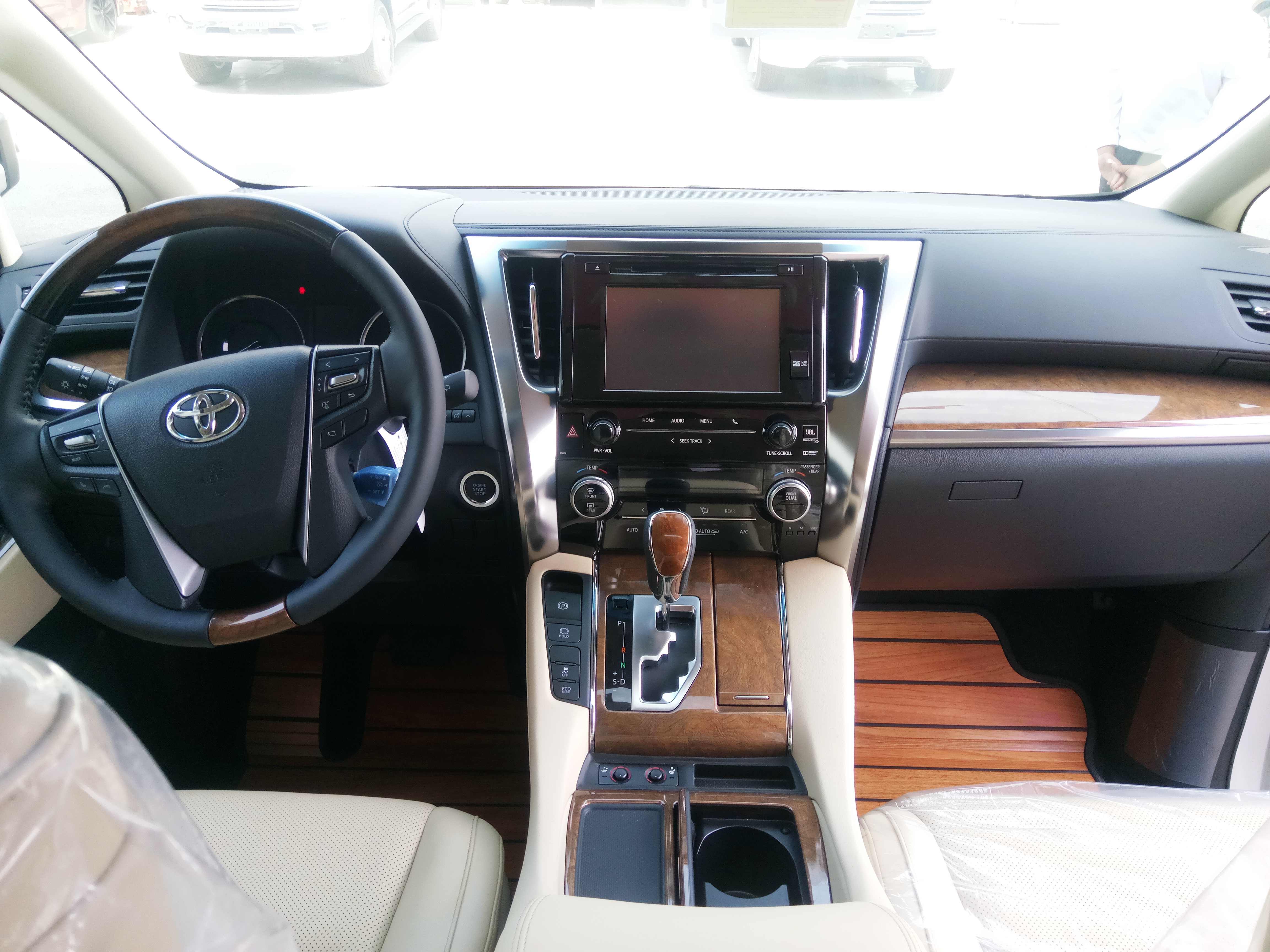 丰田埃尔法蒙娜丽莎 现车到店霸气扑面