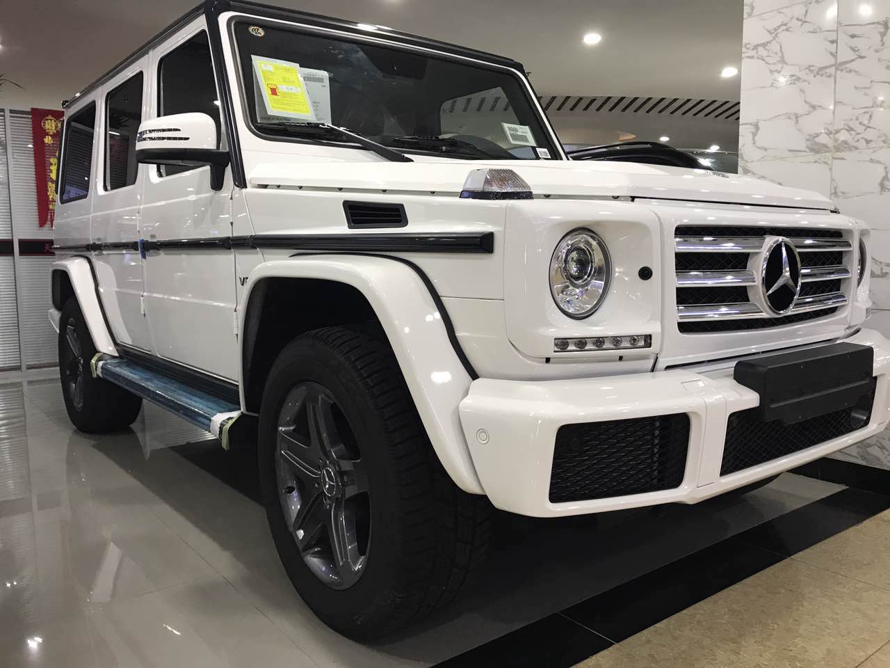 2017款奔驰g500笔直车身硬派越野的风格