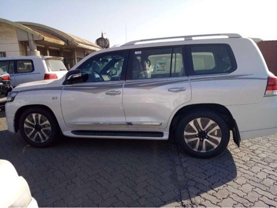 陆巡5.7v8风姿绰约 兰德酷路泽5700报价