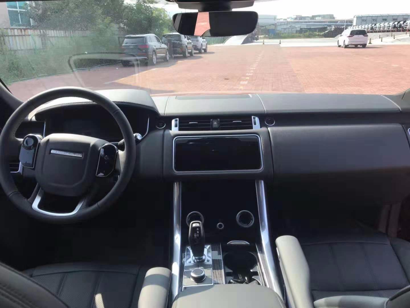 香车配美女18款路虎揽胜运动3.