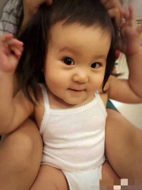 贾静雯女儿穿内衣双马尾超萌修杰楷崩溃