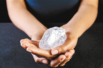 这颗钻石重达1109克拉 钟欣据新华社电 苏富比拍卖行4日说,一颗重达