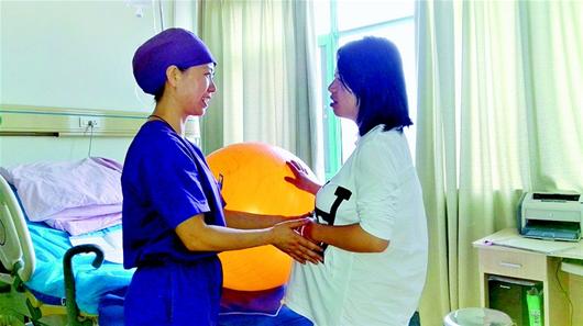 4斤宝宝 文女士在预产期头一天发作了,游丽萍对她进行了一对一的陪产