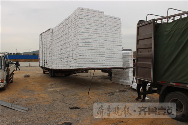 惊呆泰安一辆超长一倍货车满载泡沫箱