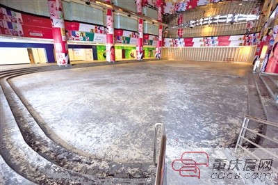 大都会东方广场内原来的冰场已经不复存在(左图),将改成儿童游乐区