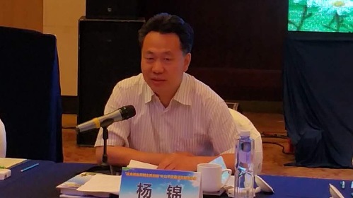 图为公安部宣传局巡视员杨锦在研讨会上讲话.