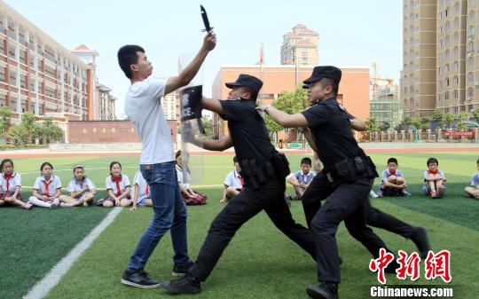 江西九江民警走進校園教小學生實用防身術