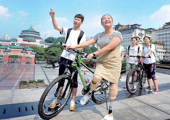 汶川地震大眼睛女孩图片