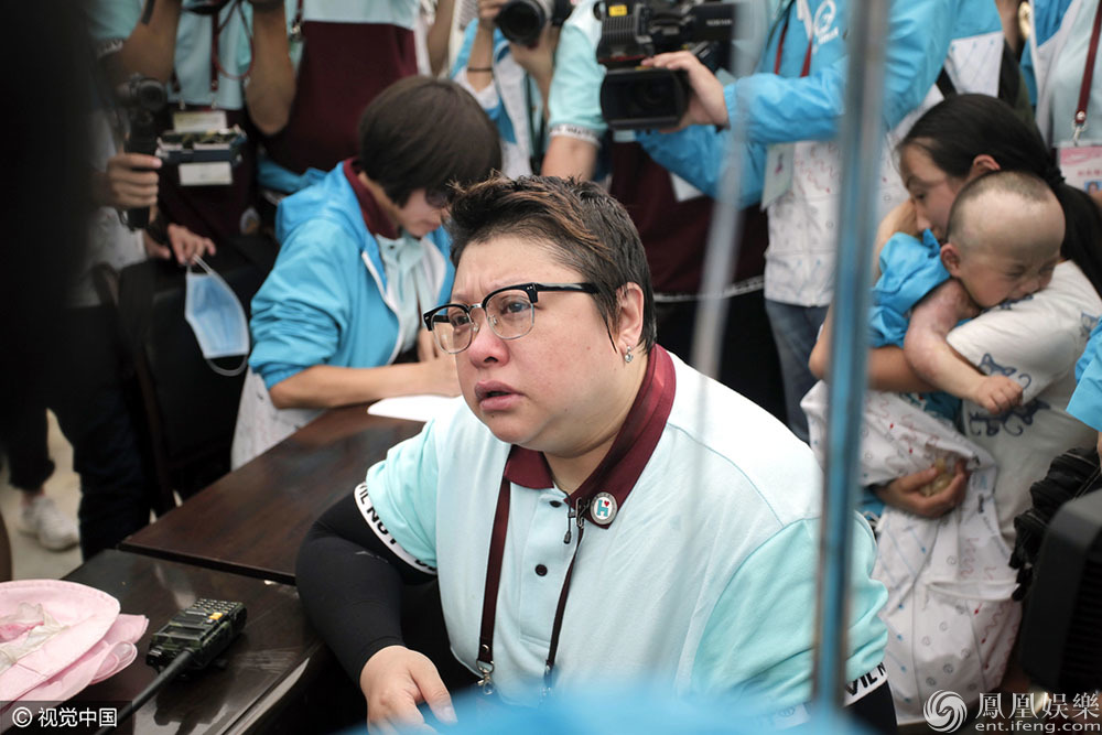 韩红百人援甘献爱心心疼落泪
