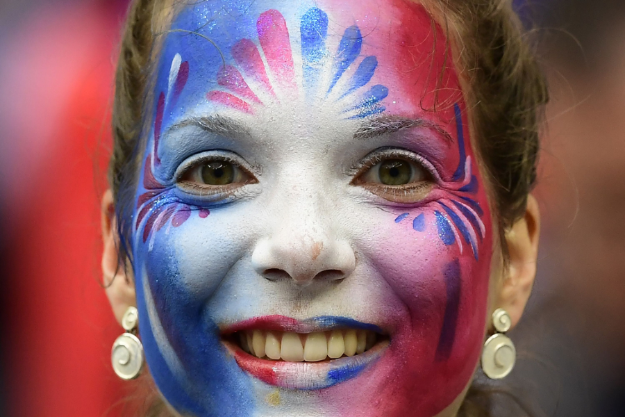 美女球迷秒变阿凡达 彩绘脸谱造型炫酷