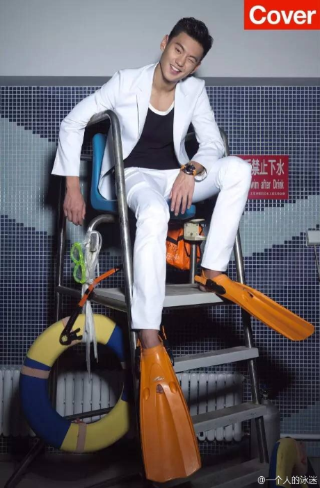 宁泽涛拍摄帅气写真 西装拖鞋玩混搭