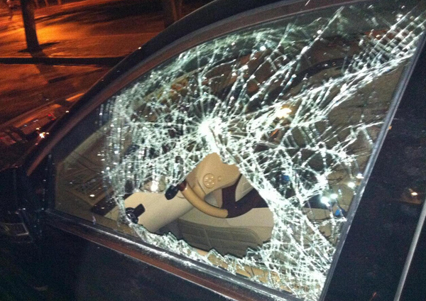 惯犯结伙屡砸车玻璃实施盗窃 民警蹲守排查终破案