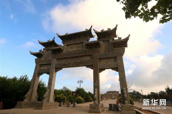 (1)这是7月12日拍摄的山东即墨市丰城镇雄崖所石牌坊.