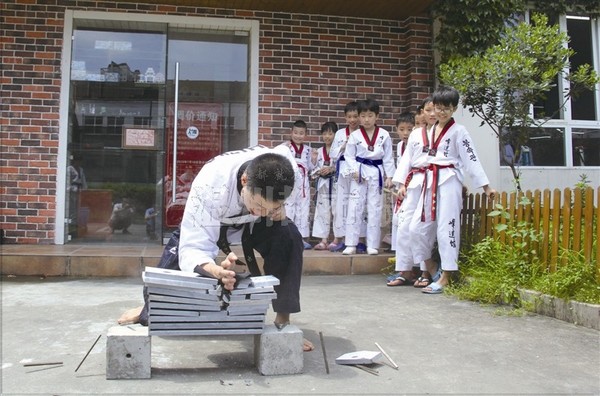 手劈26厘米厚大理石温男子拿下跆拳道黑带5段