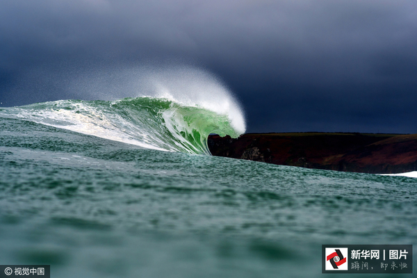 近日,英国一名专业摄影师捕捉到一组海浪美景的照片,"凝固"在照片中的