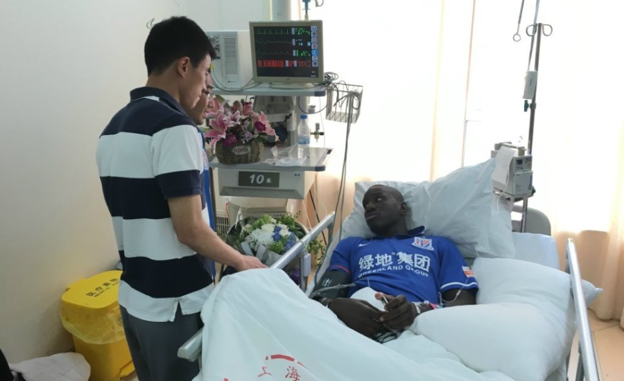 孙祥赴医院探望登巴巴 当面握手致歉