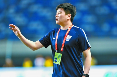 昨晚,石家庄永昌队代理主教练李金羽在场边指挥比赛.