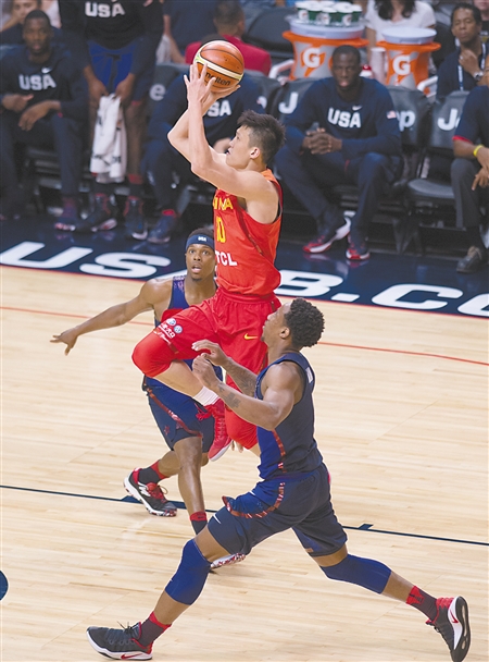 中国队球员周鹏(上)在比赛中投篮 新华社图