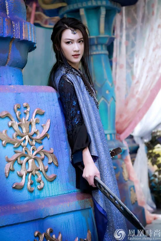 逯恣祯现身《幻城》首播晚会 黑色礼服帅气中微露性感_凤凰时尚