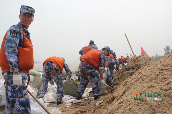 沙河市驻军和民兵预备役人员参加"7·19"抗洪抢险纪实