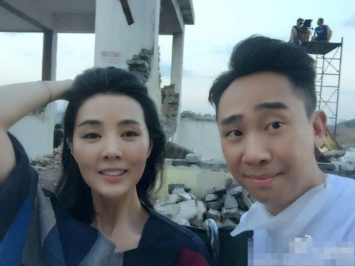 喜剧演员白凯南晒合影 庆祝姜宏波新片杀青