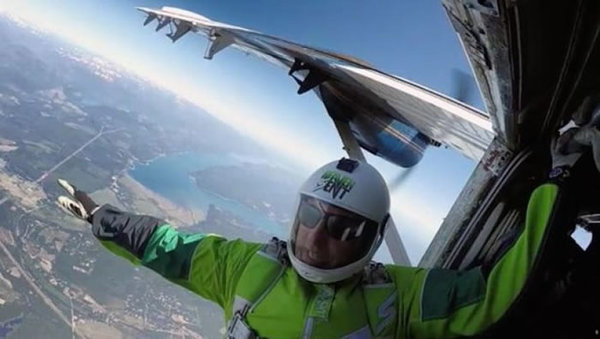 美跳伞高手将从2.5万英尺高空跃下 实现"无伞跳"