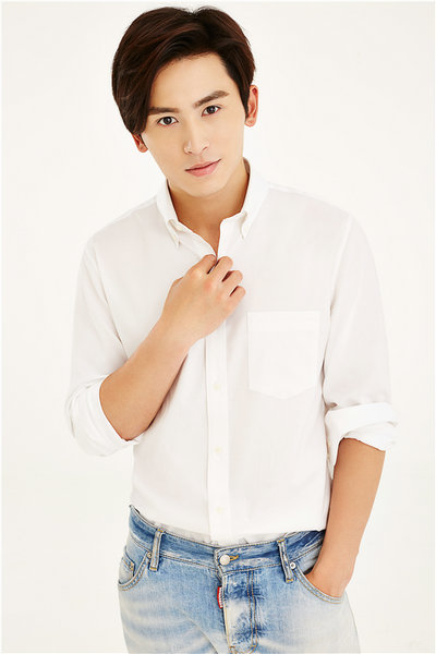 演员张哲瀚白衬衫撩妹气质纯净显暖男特质