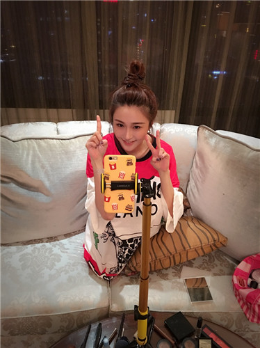 陈冰为公益素颜直播创纪录化妆教学暴露反差萌