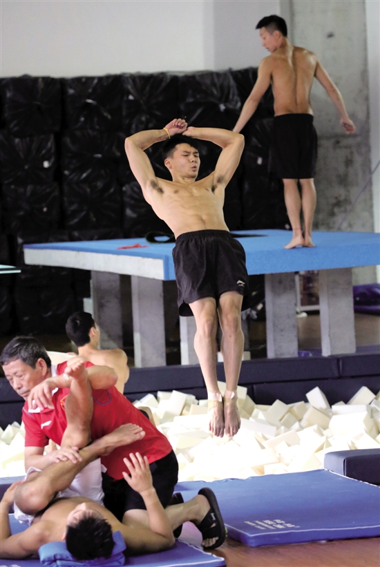 荣光背后的日常