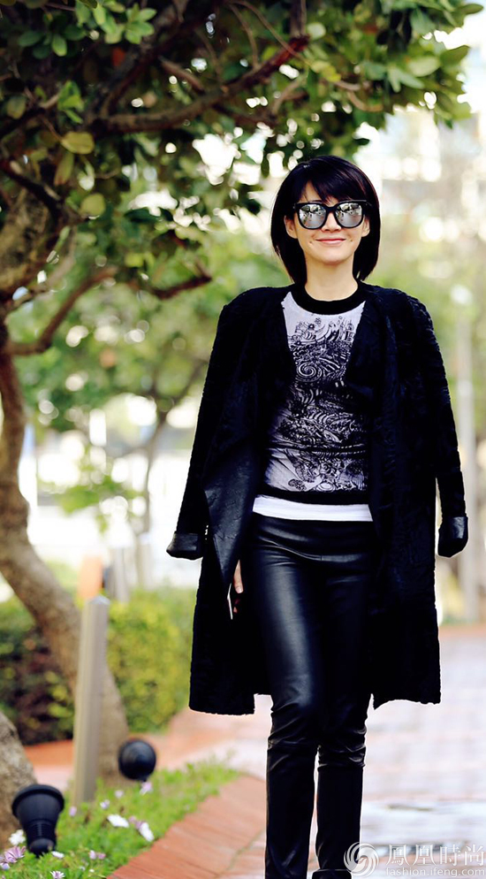 许晴微博分享私服系列 黑白风玩转南非