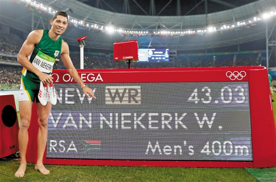 范尼凯克赛后与电子显示牌合影     新华社发昨天,南非选手范尼凯克在