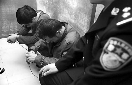 资料图:嫌疑人俯首认罪.(图片与本文无关)