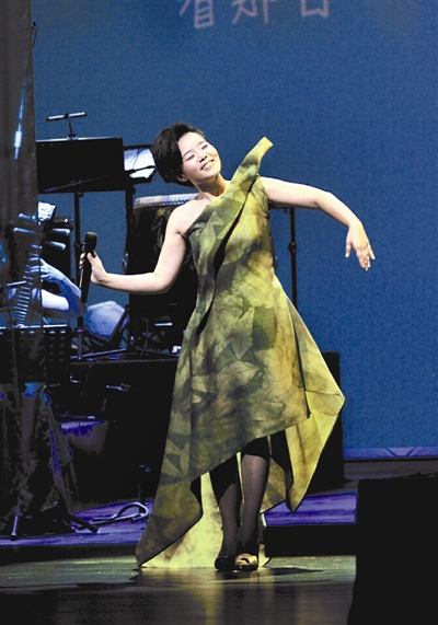 龚琳娜在舞台上