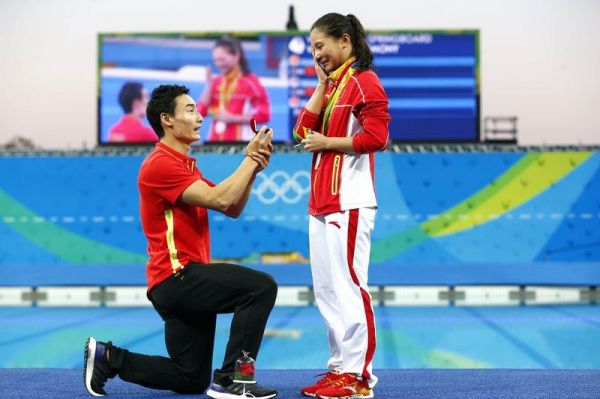 跳水奖牌得主的男友秦凯就手持戒指单膝跪地向她求婚,让何姿热泪盈眶