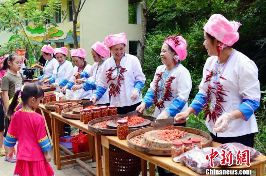 广西龙胜壮民举办辣椒节 火红辣椒映衬红火日子