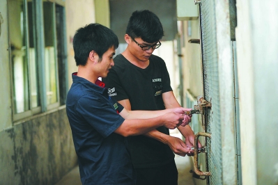 为了确保安全,每次进虎笼清扫,都必须是双人双锁.