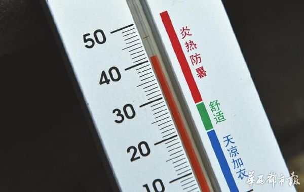 探访成都列车"守车人" :40多摄氏度"烤箱"内工作13小时
